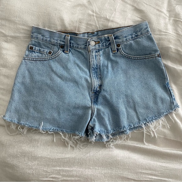 ❌SOLD❌ Vintage Levi’s Denim Relaxed Fit 550 Shorts Distressed | Size 30” - Picture 2 of 6